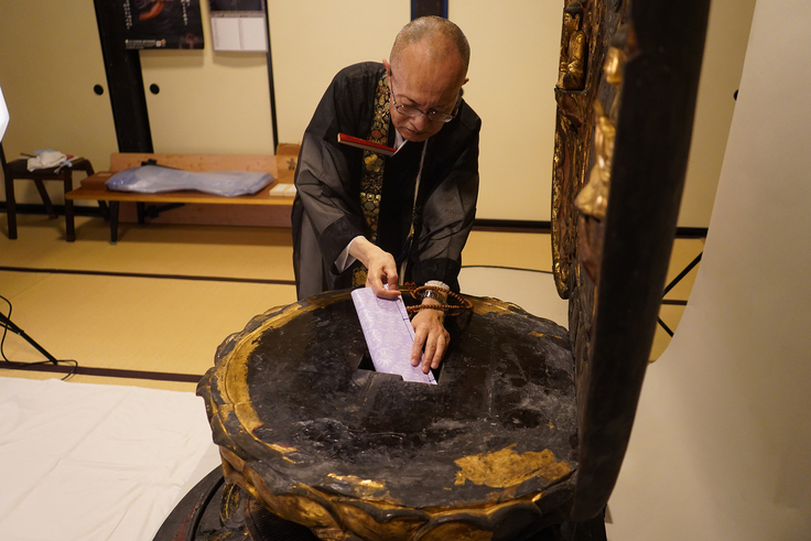 芳名帳を本尊台座内納入