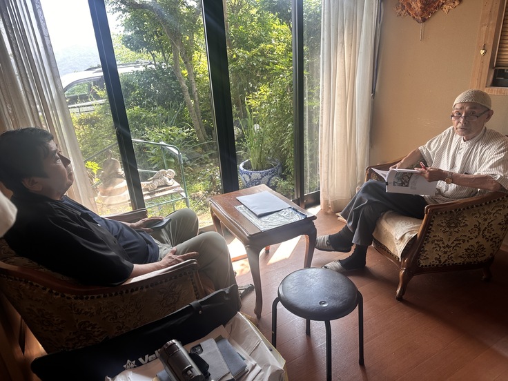 いくまさ鉄平さんに取材するいくまさ鉄平さん