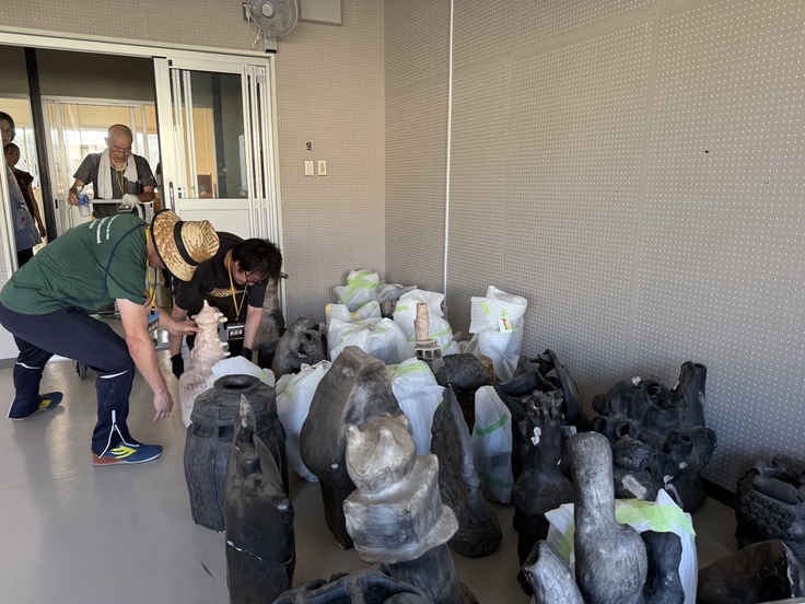 保管場所に作品を下ろす様子