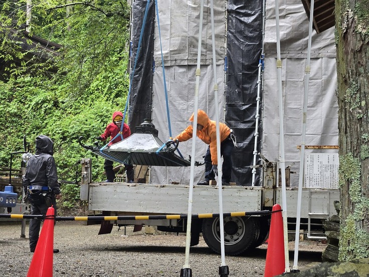 慎重に進められた青銅塔部の開催作業の様子
