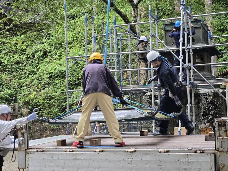 慎重に進められる青銅塔部解体作業の様子