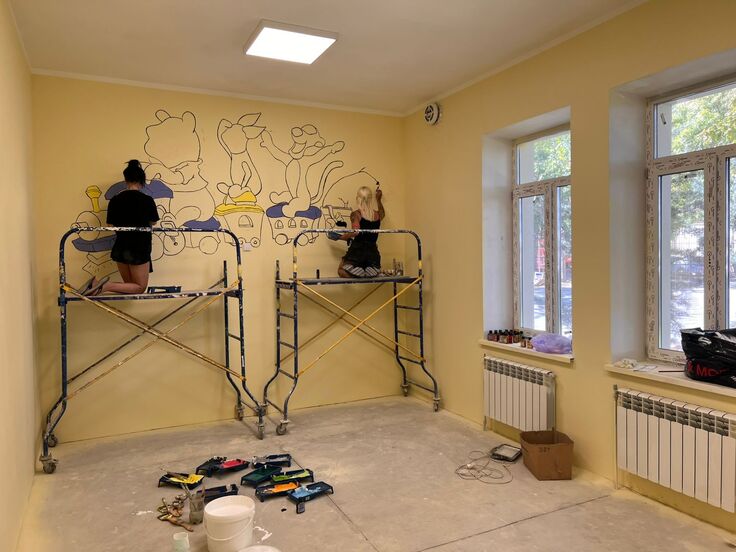 壁にカラフルな絵を描く作業の様子　2025年8月26日、ウクライナ・オデーサにて