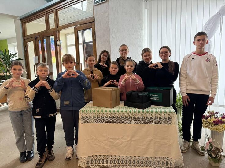 リヴィウ州の小学校に届いたソーラーパネル付き発電機