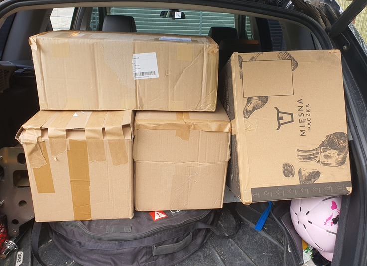 車で約1100キロ、13時間かかるスームィまで、前に購入した72枚の布キャンバスなどを届けます