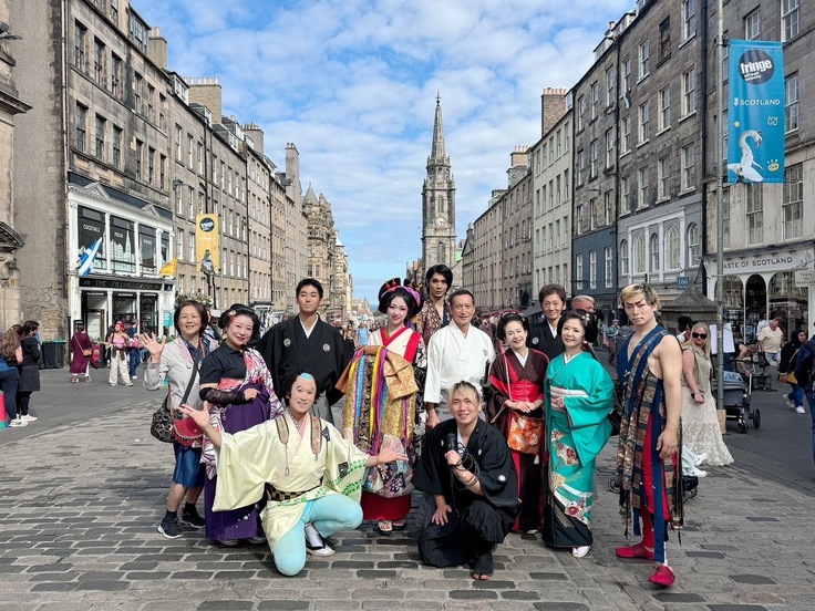 路上パフォーマンス後の集合写真