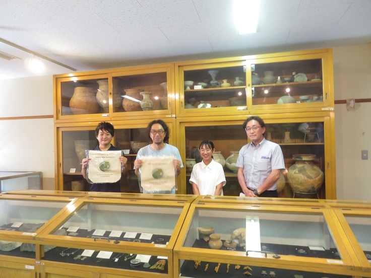 木造展示ケースの前にて