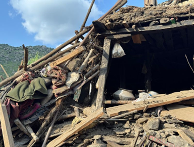 倒壊してしまった家屋 数百人が瓦礫の下に閉じ込められていると考えられる 撮影日:2025年9月4日　撮影場所:アフガニスタンアフガニスタン首都カブールの東、クナル県