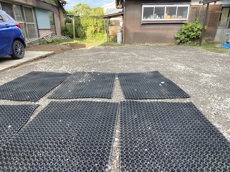 駐車場にする予定の庭を更地にしました。