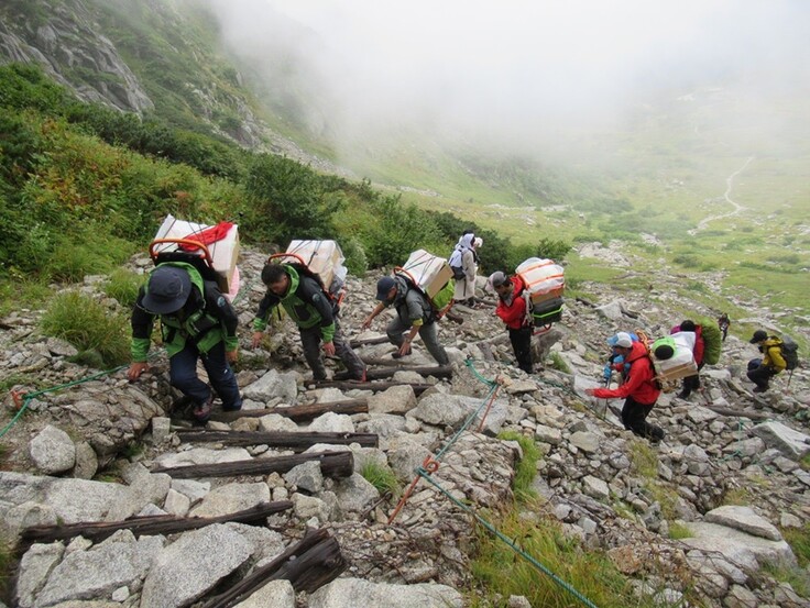 千畳敷からは環境省の職員がライチョウを入れた段ボールを背負って運び上げました。（写真：環境省提供）