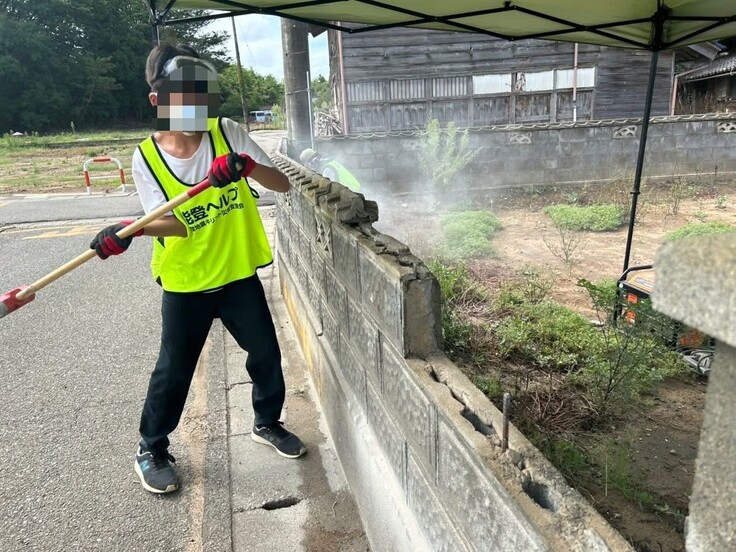 「能登半島地震の被災地で、子どもたちと一緒にブロック塀の撤去や廃棄物整理を行いました。復興が進みにくい地域で“人のために働く”経験を子どもたちが実感しました。」