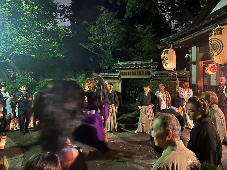 芳花園での庭草の舞