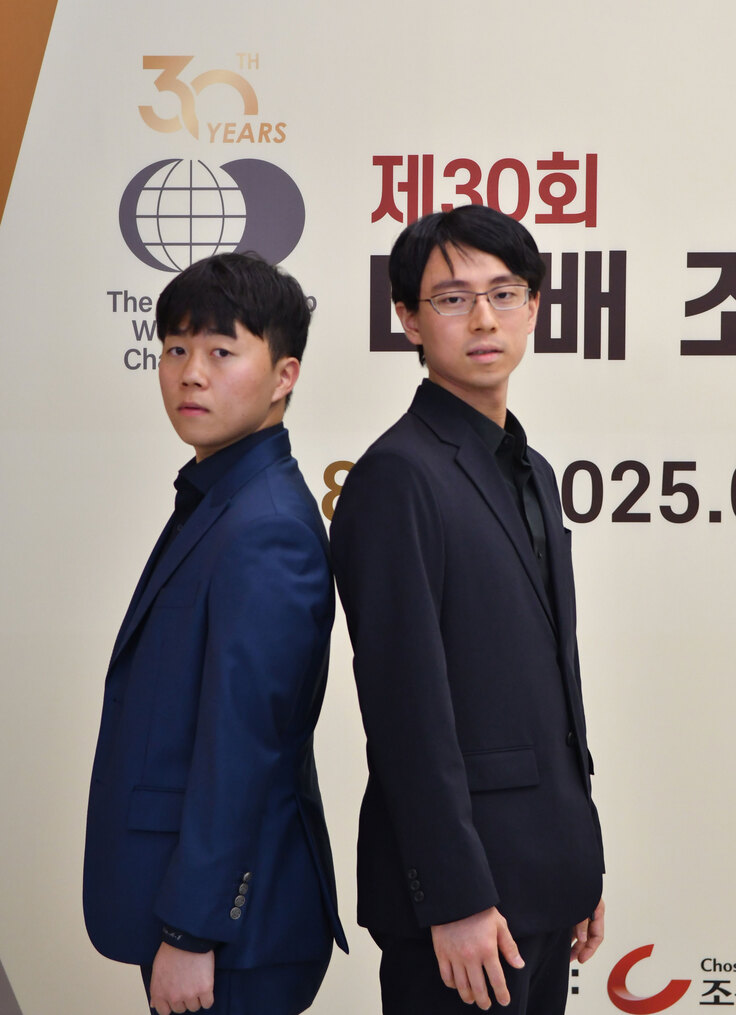 LG杯決勝に進出した一力棋聖と韓国の申旻埈九段（右）