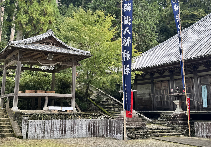大きな幟があがった鞆淵八幡神社境内