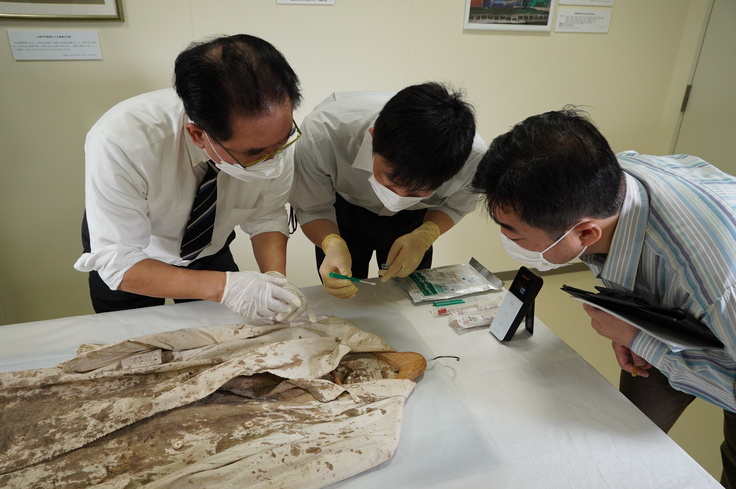 検査作業の様子　左から、宇佐美修徳堂 宇佐美氏、東京文化財研究所 佐藤室長、犬塚センター長