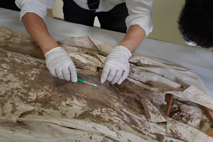 綿棒での採取の様子