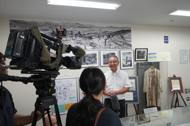 インタビューを受ける横田助教