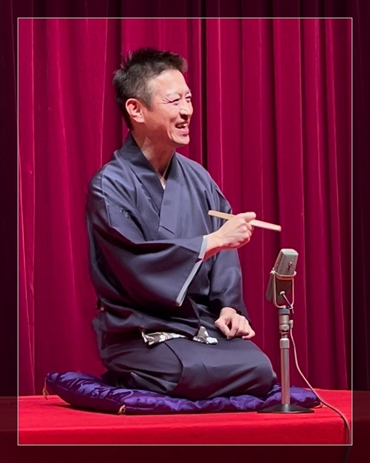 ☆玉の湯亭 水粋(たまのゆてい すいすい）　 ・・・サラリーマン落語家による痛快な古典落語！・・・  岡崎市在住のサラリーマン落語家さん。 安城市「お好味家 喜楽」師匠のもとで修行を重ね、三河地方を中心に活動をされています。  江戸落語の古典を得意とし、軽妙な語り口で聞く人の笑顔を引き出します。 最近では「詐欺防止落語」など、社会を明るくする新作にも挑戦中。  伝統と現代のユーモアが溶け合う高座は、子どもから大人まで楽しめると評判です。 働く男の視点と古典落語の深みが交わる、“粋なひととき”をどうぞご堪能ください。