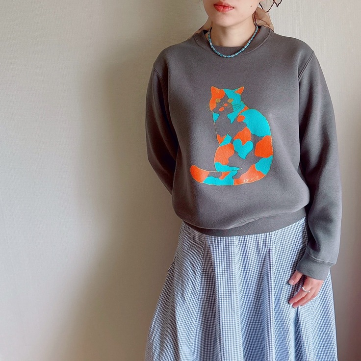 モデルはふつうサイズ、チャコールを着用