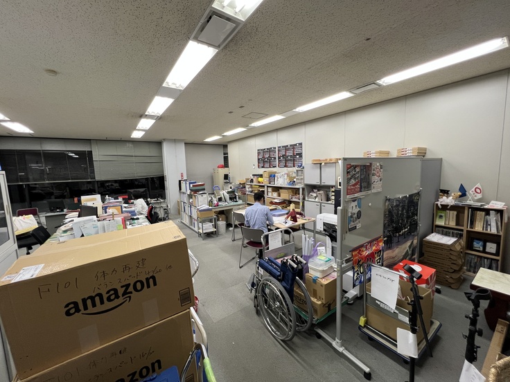 校友課の部屋の中で段ボールに資材を詰めてイベント会場全てに運び込みます