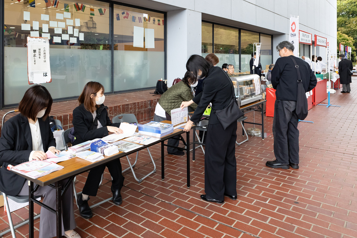 雨の中のホームカミングデーでしたが、こうして募金コーナーを設け、クラウドファンディングの紹介をしました（写真はフライヤーを折っているところです）