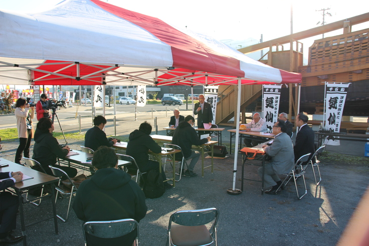 気仙丸保全プロジェクト記者会見。船体の前で会見を実施した。