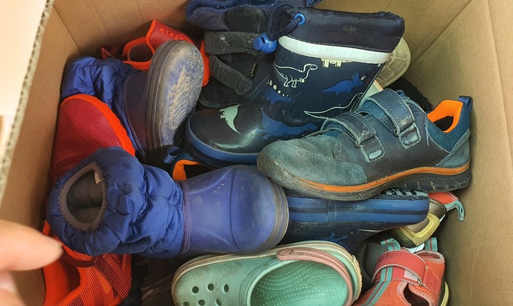 私の子どもたちが使い、今でも十分使える靴を選び出しウクライナに届けます