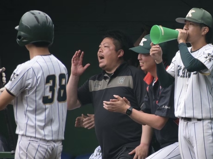 所属チームの試合中ベンチで声を出す田中コーチ