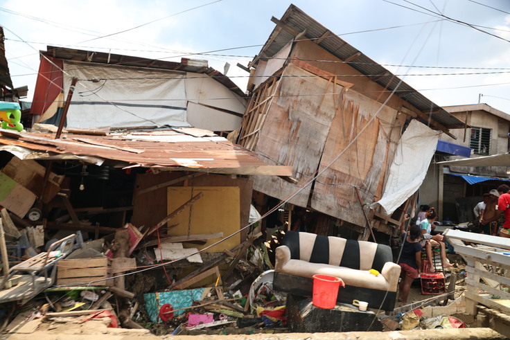 台風の影響で崩れた家屋