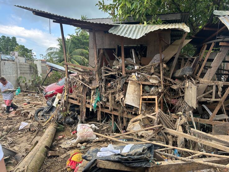 洪水で水位はあっという間に屋根の高さに