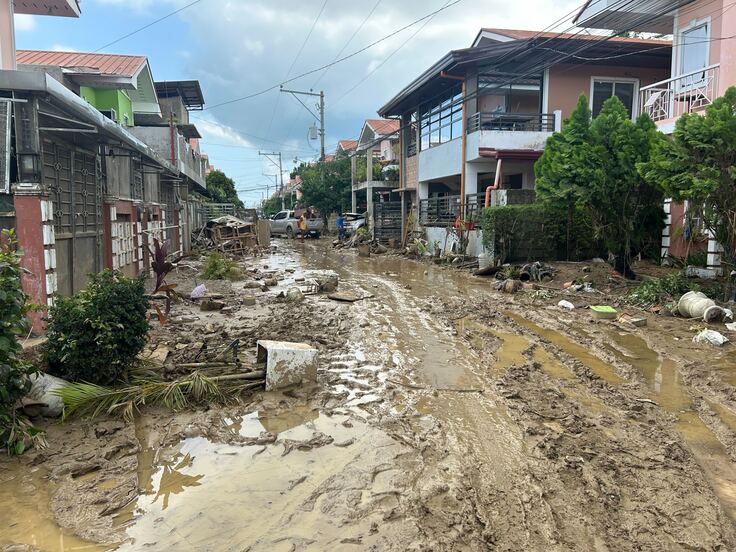 自宅や周辺の泥をかき出す人の姿がみられた