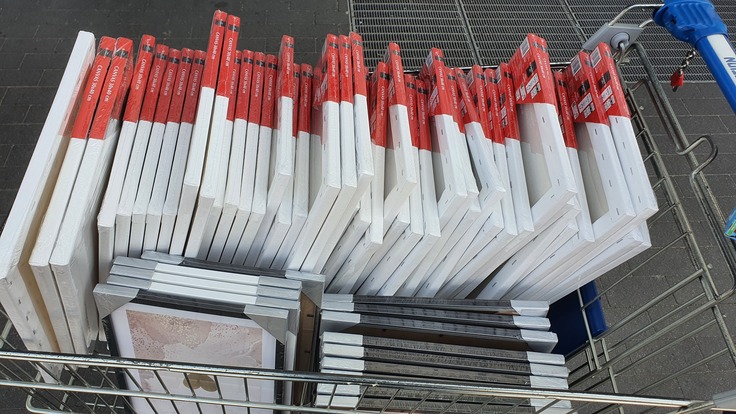 スームィ州にある美術学校への支援として大量の布キャンバスの買い出し