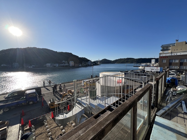 港の絶景2階テラス(水風呂は工事中)
