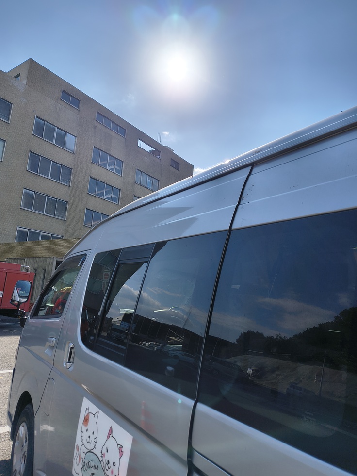 市役所駐車場にての手術車